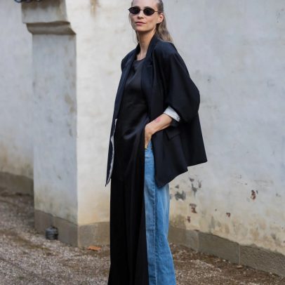 Combine blusas longas com jeans flare e arrase no estilo anos 70