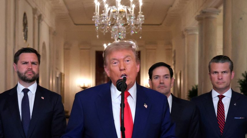 Presidente dos EUA, Donald Trump, anuncia ataques aéreos a instalações nucleares do Irã (Foto: CARLOS BARRIA / POOL / AFP)