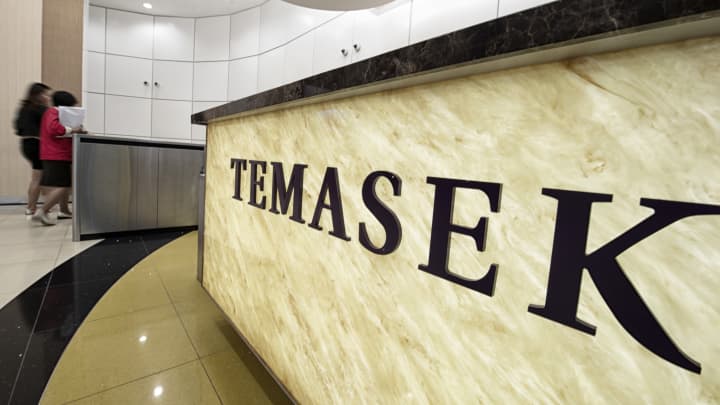 Uma foto não datada de uma placa na sede do investidor estatal de Cingapura, Temasek Holdings, na cidade-estado do Sudeste Asiático. (Foto: Bryan van der Beek | Bloomberg | Getty Images)