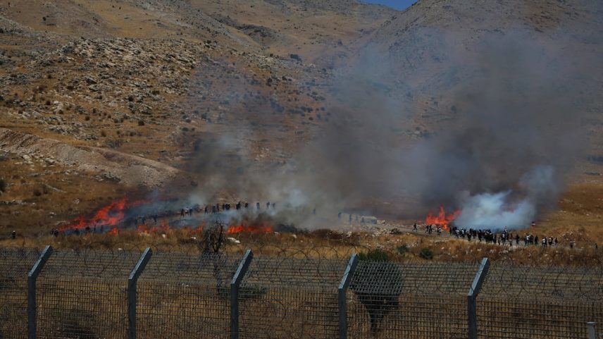 Incêndios causados nesta quarta-feira por botes de fumaça lançados por militares israelenses em direção a drusos que chegaram para protestar na cerca dos Altos do Golã sírios ocupados pelo Estado judeu. (Foto: Luis De Vega Hernández)