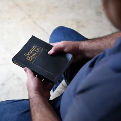 Pastor é detido por apoiar famílias cristãs em Cuba