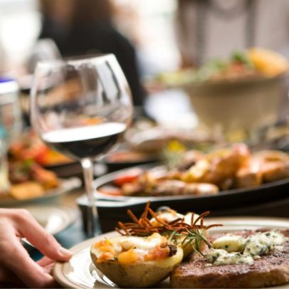 Sommeliers revelam os melhores e piores pares de vinhos e pratos para evitar erros