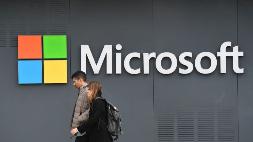 Nvidia e Microsoft ocupam posições distintas na cadeia de valor da IA: enquanto a primeira vende chips para desenvolver a tecnologia, o sucesso da segunda depende da implementação rápida da IA em seus serviços (Foto: Colaborador/Bloomberg)