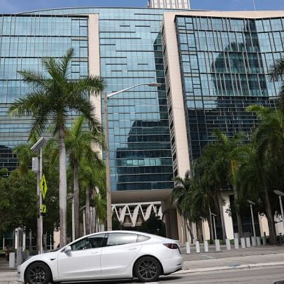 Tesla é processada por R$ 345 milhões após acidente fatal com Autopilot na Flórida