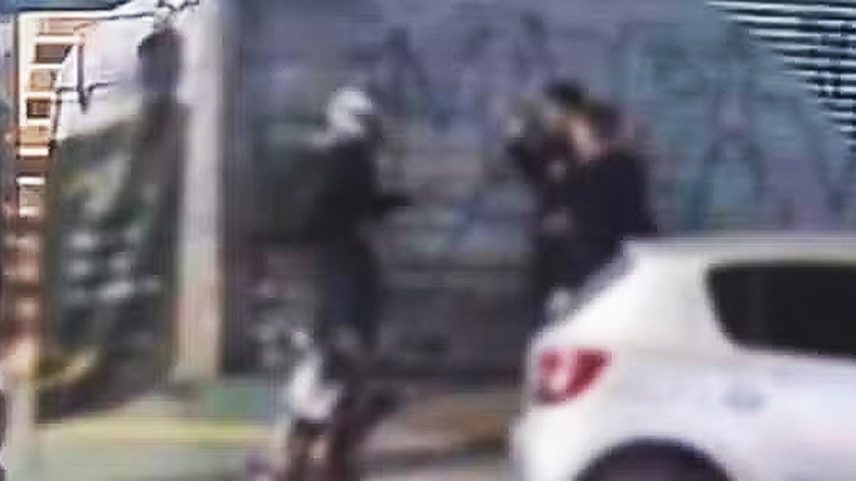 Pedestres são roubados à mão armada no Itaim Bibi, em SP (Foto: Reprodução/TV Globo)