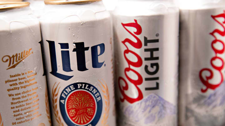 Latas da cerveja Miller Lite e Coors Light da Molson Coors Brewing Co. (Foto: Daniel Acker | Bloomberg | Getty Images)
