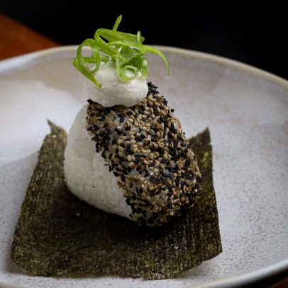Onigiri, o bolinho de arroz japonês, conquista paladares no Brasil