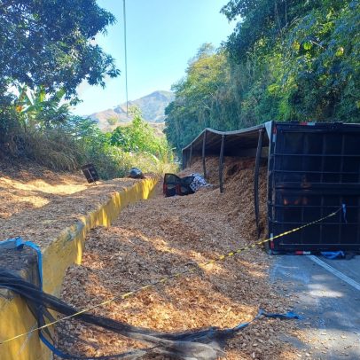 Duas vítimas fatais em colisão de carreta na Serra das Araras