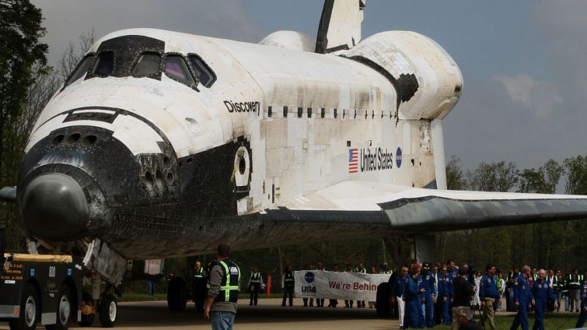 O ônibus espacial Discovery é rebocado até um evento no Smithsonian National Air and Space Museum Steven F. Udvar-Hazy Center em 19 de abril de 2012, em Chantilly, Virginia. (Foto: Getty Images)