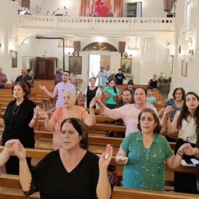 Cristãos buscam abrigo em igreja na Síria durante intensos bombardeios