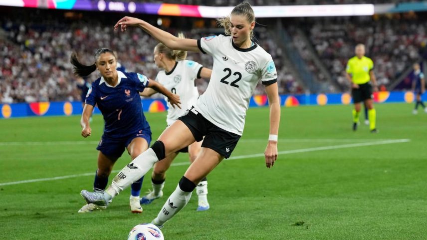 Brand controla o balón ante Karchaoui, de França, em cuartos de final. (Foto: Associated Press/LaPresse)