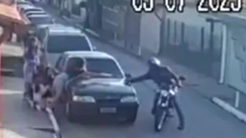 Família se esconde de ladrão atrás de carro na Chácara Santo Antônio, na Zona Sul de SP. (Foto: Reprodução Cameras de Segurança)