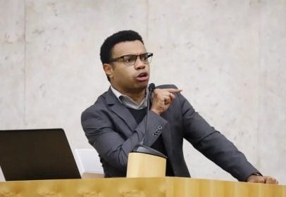 Justiça rejeita ação de Holiday contra artistas por ato em teatro paulista