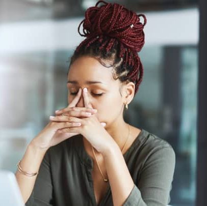 Americanos enfrentam ansiedade por demissões e aceleram o burnout no trabalho