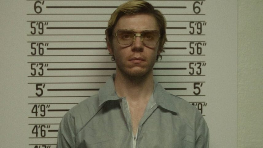 Evan Peters como Jeffrey Dahmer em uma sequência da série de Ryan Murphy. (Foto: Reprodução)