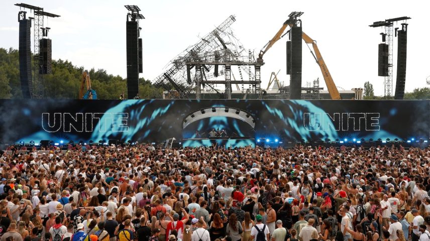 Assistentes à última edição do festival tecno Tomorrowland, onde dois soldados israelenses foram detidos acusados de presuntos crimes de guerra (Foto: Omar Havana/AP)