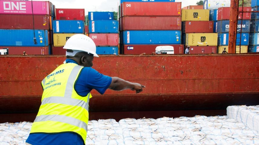 Desembarco de arroz no porto de Mombasa (Kenia). (Foto: Laban Walloga/REUTERS)