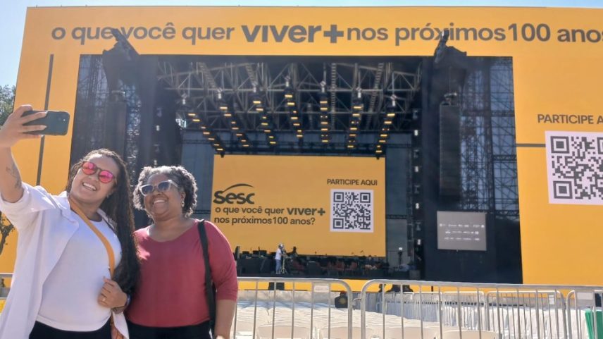 Público faz selfies diante do palco do Projeto Aquarius, antes do começo da apresentação, às 15h30 (Foto: Felipe Gelani/Agência O Globo)