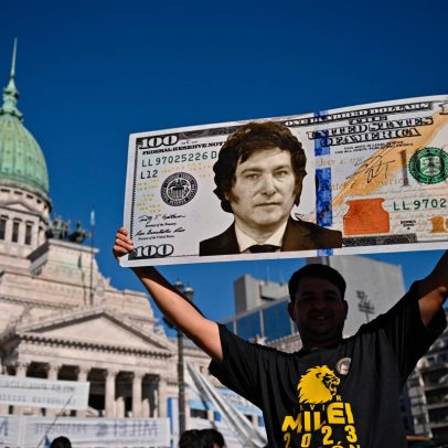 Milei enfrenta desafios para convencer argentinos a investir em dólares novamente