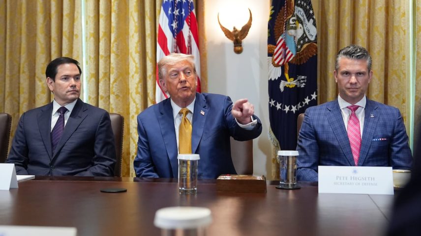 Donald Trump, entre Marco Rubio e Pete Hegseth, este terça-feira em Washington. (Foto: Reprodução)