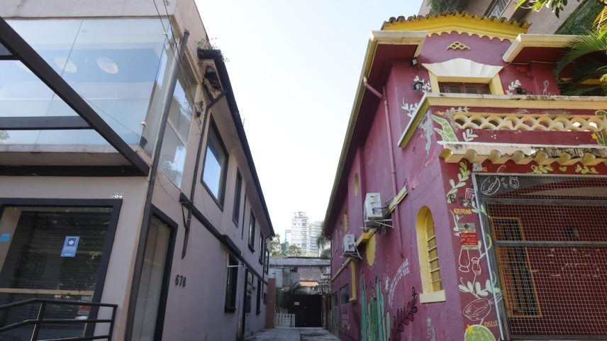 Acesso de travessa nos Jardins que deve ser alienada pela Prefeitura de São Paulo; dois casarios da entrada eram endereços de restaurantes até recentemente (Foto: Tiago Queiroz/Estadão)