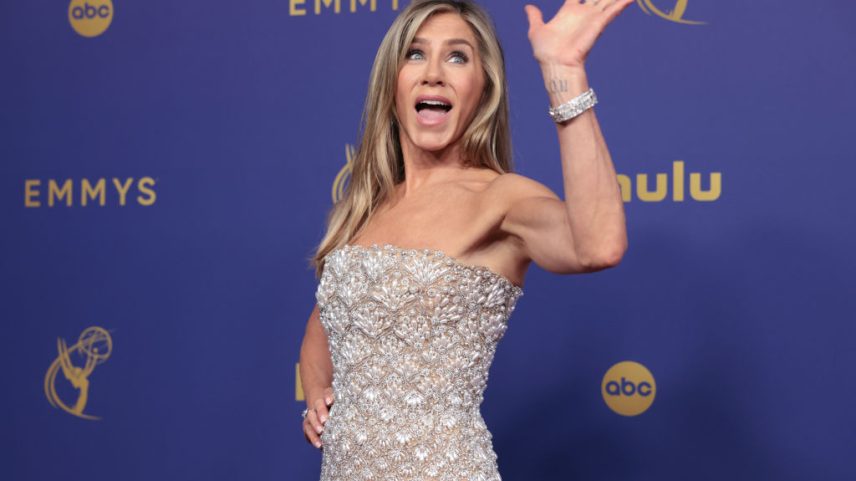 Jennifer Aniston: uma das mais bem vestidas do Emmy, ela apostou em um modelo todo bordado de Oscar de La Renta (Foto: Myung J. Chun/Getty Images)