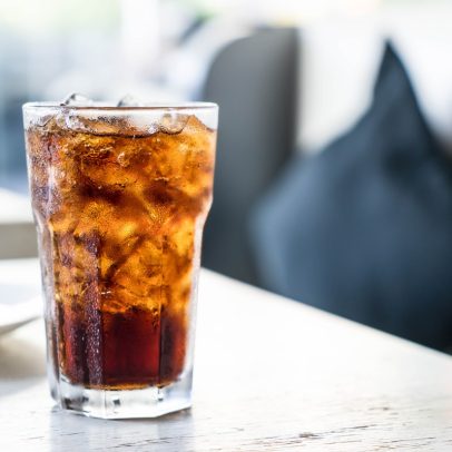Coca-Cola alivia dor de cabeça? Neurologistas esclarecem a crença popular