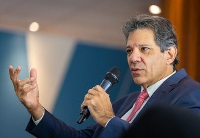 Haddad analisa efeitos do tarifaço de Trump e do IOF em transmissão ao vivo