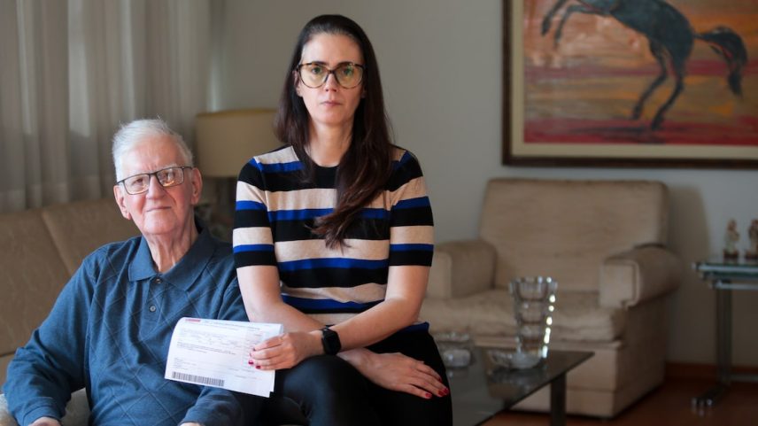 Nelson Roberti, de 84 anos, e a filha, Tatiana, reclamam do alto custo e queda de qualidade do plano de saúde (Foto: Felipe Rau/Estadão)