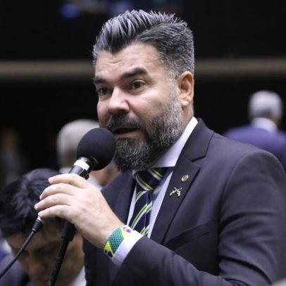 Bolsonaristas pedem a retirada de bandeira de Trump exibida por deputado