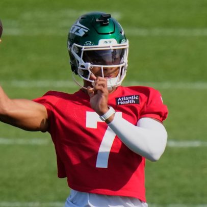 Justin Fields se alivia após susto com lesão no pé e usará 'dedo de plástico'