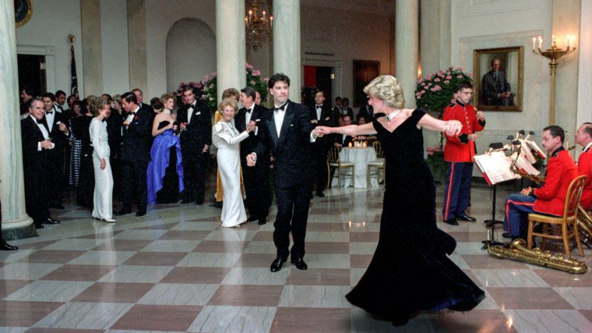 Eternizou o vestido: Princesa Diana dança com John Travolta na Casa Branca (Foto: Pete Souza/The White House/Getty Images)