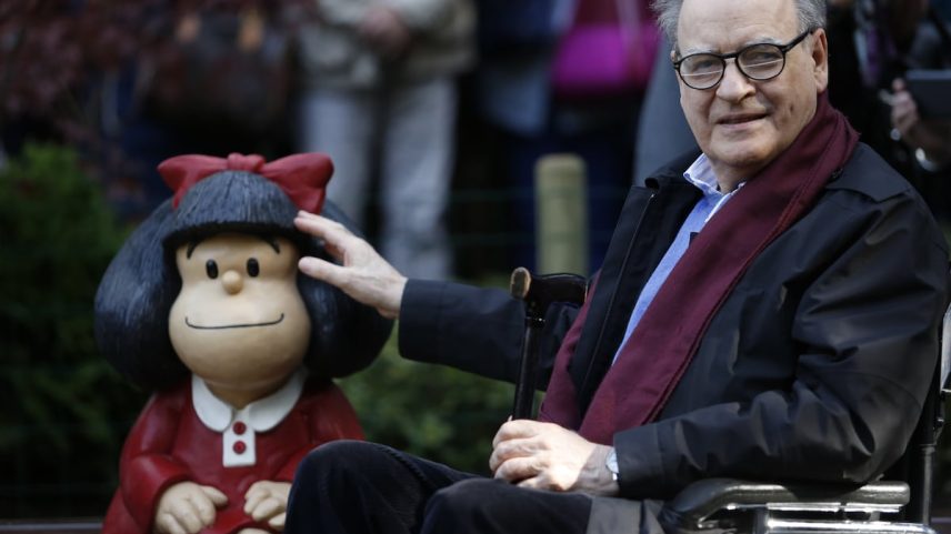 Joaquin Salvador Lavado, 'Quino', junto a Mafalda em outubro de 2014. (Foto: Europa Press Entertainment/Getty Images)
