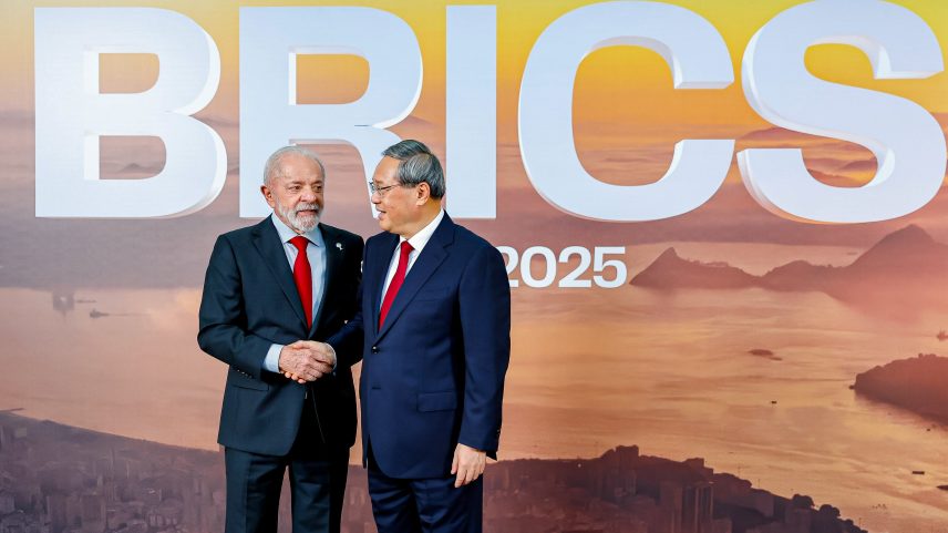 O presidente Luiz Inácio Lula da Silva e o premiê da China, Li Qiang, na chegada ao encontro do Brics (Foto: Ricardo Stuckert/PR)