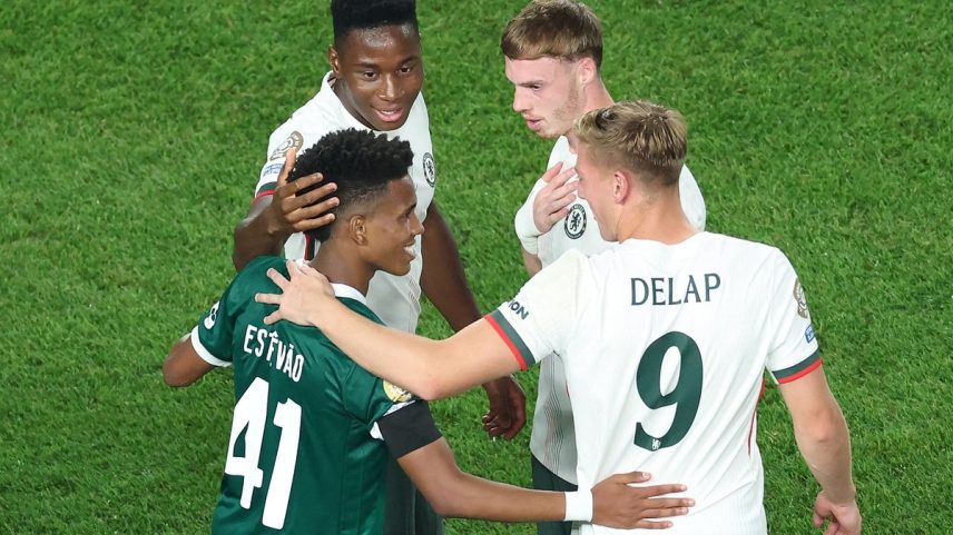 Jogadores do Chelsea conversam com Estêvão após eliminarem Palmeiras no Mundial (Foto: CHARLY TRIBALLEAU / AFP)