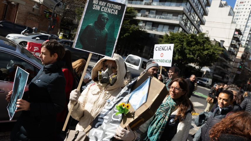 Protesto em frente à sede Científica e Tecnológica em Buenos Aires, no dia 28 de maio de 2025. (Foto: Tobias Skarlovnik/Getty Images)