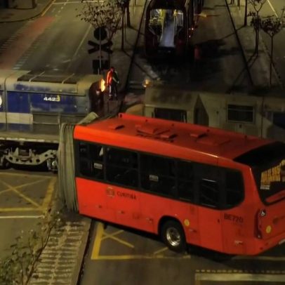 Ônibus biarticulado se parte ao meio após colisão com trem no Paraná
