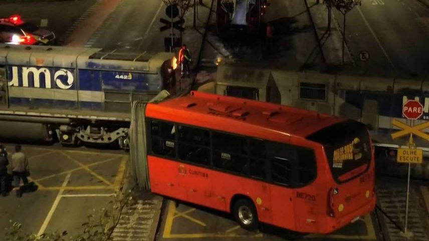 Ônibus biarticulado parte ao meio ao tentar atravessar passagem de nível durante aproximação de trem (Foto: Reprodução TV Globo)