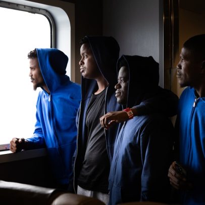 Baleares enfrenta crise migratória com refugiados sem comida e abrigo em parques