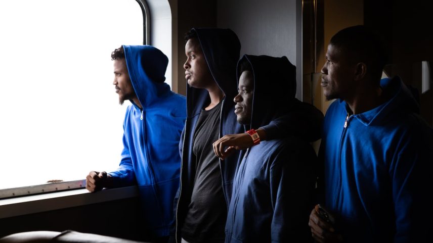 Quatro imigrantes somalíes, no dia 8 de julho, no ferry que os transporta de Palma a Barcelona. (Foto: Francisco Ubilla)