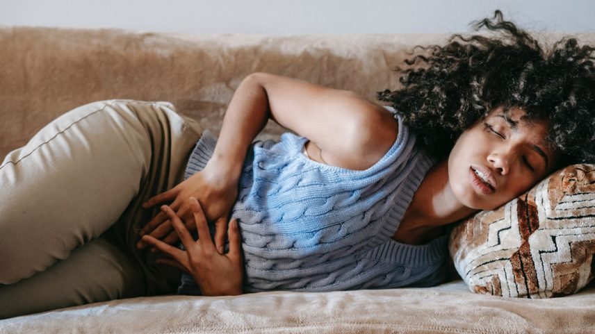 Desconforto abdominal é um sintoma que não pode ser ignorado — Foto: Pexels