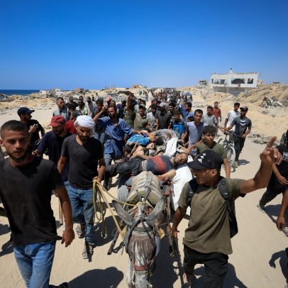 Soldados israelenses disparam contra civis em busca de comida em Gaza