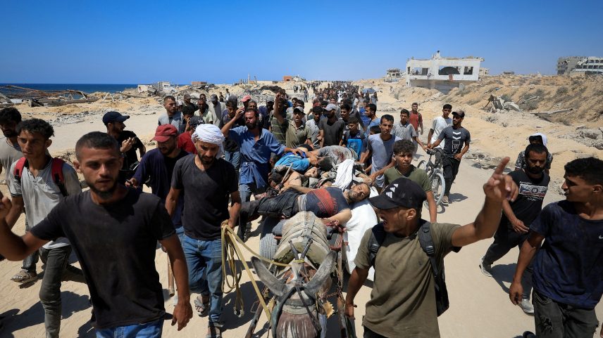 Vítimas palestinas de ataques israelenses que buscavam comida são carregadas em uma carroça no norte da Faixa de Gaza (Foto: Dawoud Abu Alkas - 20.jul.25/Reuters)