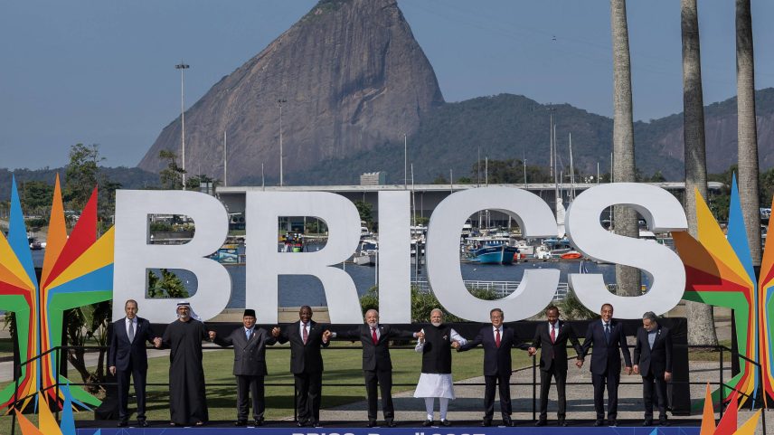 O presidente Luiz Inácio Lula da Silva (PT) posa para foto oficial com demais autoridades dos países que fazem parte do Brics, no Museu de Arte Modern, no Rio de Janeiro (Foto: Eduardo Anizelli/Folhapress)