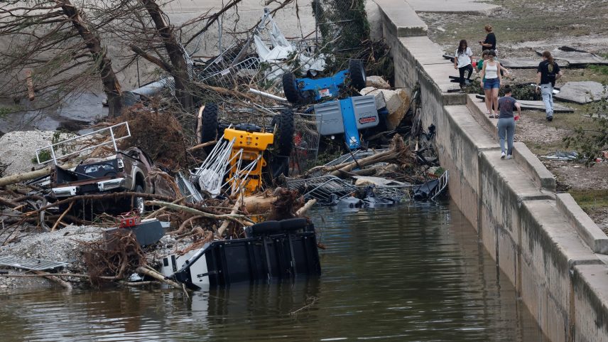 Destroços são vistos após enchente em Kerrville, Texas (Foto: Marco Bello/Reuters)