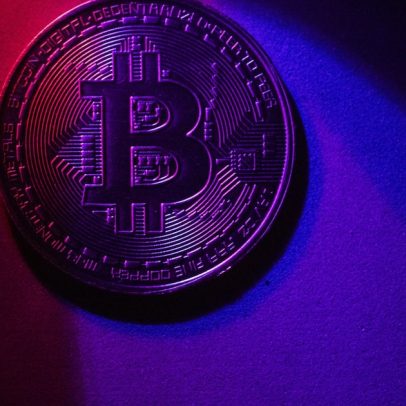 Bitcoin avança enquanto ether enfrenta queda; especialistas analisam o cenário cripto