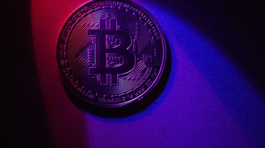 Os preços das criptomoedas têm se movido em sintonia com um ambiente regulatório mais favorável e estratégias que ajudaram o bitcoin a se posicionar como um ativo para diversificação em tempos de incerteza (Foto: Bloomberg/Brent Lewin)