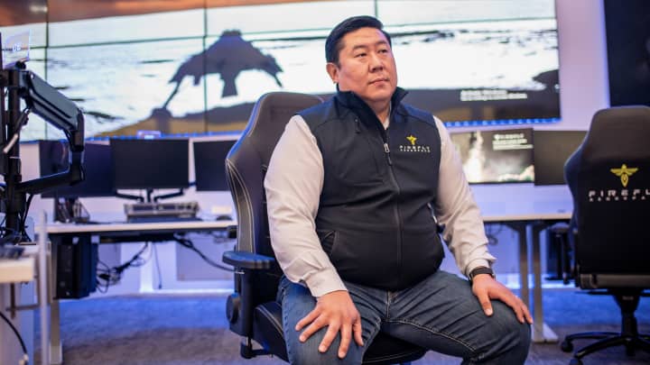 Jason Kim, CEO da Firefly Aerospace, participa de uma entrevista no centro de operações da Firefly Aerospace em Leander, Texas, em 9 de julho de 2025. (Foto: Sergio Flores | Reuters)