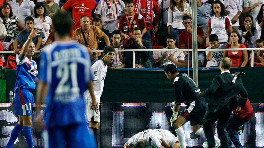 O futebolista Antonio Puerta, de joelhos no chão após desmaiar em campo durante um jogo da Liga em agosto de 2007. (Foto: MIGUEL ANGEL MORENATTI/AP)
