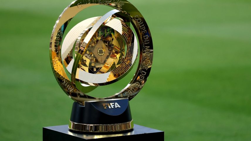 Troféu do Mundial de Clubes de 2025 (Foto: Luke Hales / GETTY IMAGES NORTH AMERICA / AFP)